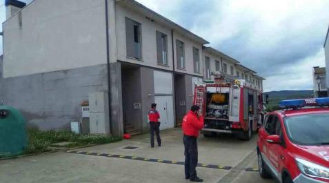 Los bomberos sofocan un incendio en una casa Los bomberos sofocan un incendio en una casa