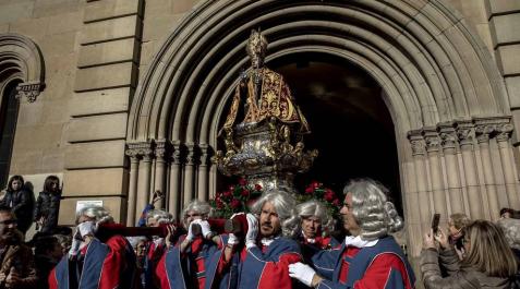 Procesión histórica de San Fermín por el Año Jubilar El santo ha sido trasladado con su comitiva desde la capilla de San Lorenzo a la catedral de Pamplona, donde permanecerá hasta el martes. El sol acompañó el acto, secundado por miles de personas