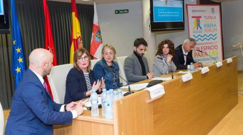 Tudela Ribera Forum Alrededor de 200 personas asistieron a la primera edición del Tudela Ribera Forum, una iniciativa organizada por Diario de Navarra y Navarra Capital, con el patrocinio de Laboral Kutxa, Gobierno de Navarra y Ayuntamiento de Tudela, que tuvo como objetivo debatir e intercambiar opiniones para buscar el desarrollo de la comarca.