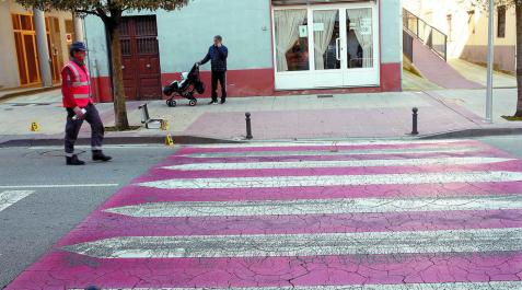 El rojo no es para pasos de peatón El rojo no es para pasos de peatón