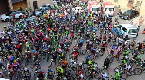 Los 400 participantes de la segunda BTT de Arróniz aplauden tras el minuto de silencio que guardaron en la plaza de los Fueros, antes de salir. Los 400 participantes de la segunda BTT de Arróniz aplauden tras el minuto de silencio que guardaron en la plaza de los Fueros, antes de salir.