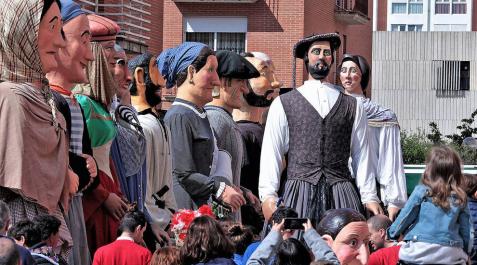 La oposición acusa a Bildu de politizar las fiestas de los barrios de Pamplona La oposición acusa a Bildu de politizar las fiestas de los barrios de Pamplona