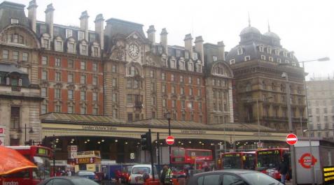 Cierran la estación de autobuses de Victoria en Londres por un paquete sospechoso Cierran la estación de autobuses de Victoria en Londres por un paquete sospechoso