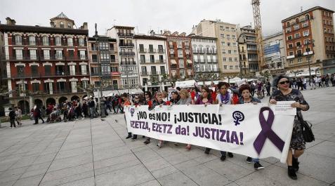 Unas 200 personas se concentran en Pamplona contra la sentencia de la Manada Unas 200 personas se concentran en Pamplona contra la sentencia de la Manada