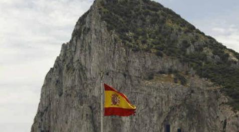 La bandera de España ondea a los pies del Peñón de Gibraltar. La bandera de España ondea a los pies del Peñón de Gibraltar.