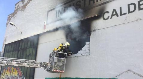 Un herido leve en el incendio de una nave abandonada en Ansoáin Un herido leve en el incendio de una nave abandonada en Ansoáin