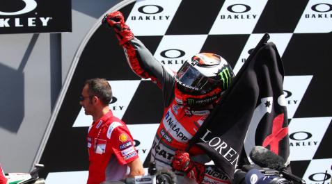 Lorenzo firma su primer triunfo con Ducati y Márquez queda fuera de los puntos Lorenzo firma su primer triunfo con Ducati y Márquez queda fuera de los puntos