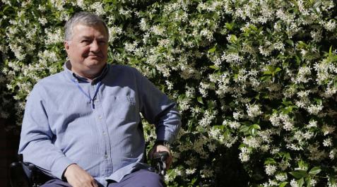 Montxo Iriarte: “La ELA es un jarro de agua fría, pero aprendes a vivir al día” Montxo Iriarte: “La ELA es un jarro de agua fría, pero aprendes a vivir al día”