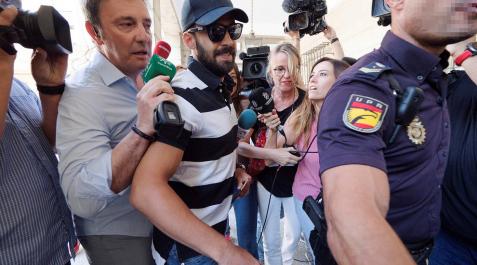El guardia civil de La Manada queda en libertad a la espera de que la Audiencia de Navarra decida El guardia civil de La Manada queda en libertad a la espera de que la Audiencia de Navarra decida