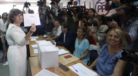 Sáenz de Santamaría gana la primera vuelta del PP y pasa el corte con Casado Sáenz de Santamaría gana la primera vuelta del PP y pasa el corte con Casado