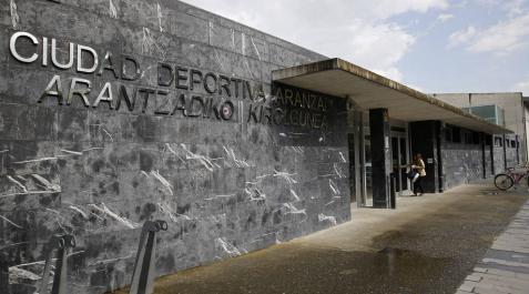 Clavan una navaja a un empleado de las piscinas de Aranzadi Clavan una navaja a un empleado de las piscinas de Aranzadi