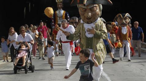 El recorrido de los gigantes y cabezudos en el día de San Fermín, 7 de julio El recorrido de los gigantes y cabezudos en el día de San Fermín, 7 de julio