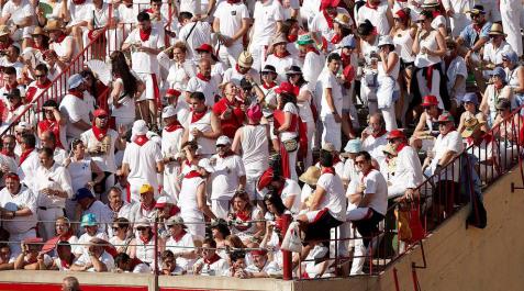 Público asistente a la Plaza de Toros de Pamplona durante la segunda corrida de la Feria del Toro 2018.