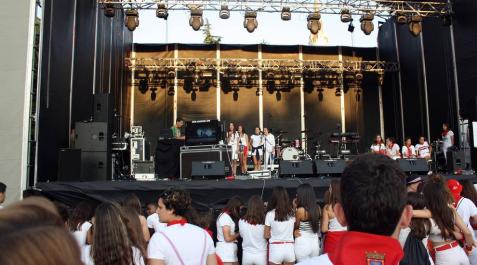 La Plaza de los Fueros ha vuelto a ser un lugar imprescindible para las andanzas de la juventud sanferminera. Un año más, los conciertos de estilos variados como el rock, el pop, el indie, rap, la música fusión o el karaoke, además de otras actividades, han cubierto las últimas horas de las tardes y las primeras de las noches festivas.
