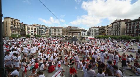 Fotos del chupinazo 2018. JONAN BASTERRA La Plaza Consistorial ha comenzado a llenarse hacia las 9 de la mañana de gente que esperaba a las 12 horas a que estallase la fiesta