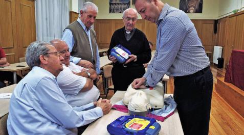 Quince sacerdotes aprenden reanimación cardiopulmonar (RCP) y a usar un desfibrilador Quince sacerdotes aprenden reanimación cardiopulmonar (RCP) y a usar un desfibrilador