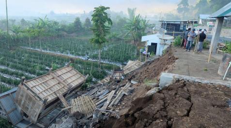 Diez muertos y 40 heridos por un seísmo 6,4 grados en Indonesia Diez muertos y 40 heridos por un seísmo 6,4 grados en Indonesia