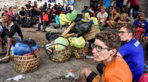 Tratan de rescatar a cientos de escaladores atrapados por el terremoto en Lombok Tratan de rescatar a cientos de escaladores atrapados por el terremoto en Lombok