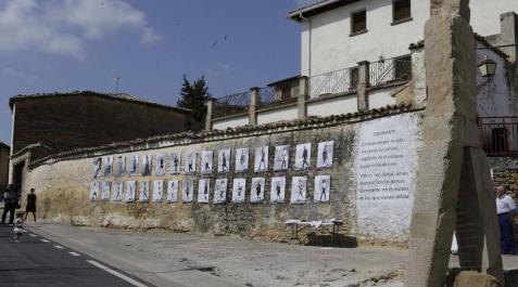 Una estatua en piedra de cinco metros de altura recibe desde este domingo al visitante y contempla a sus vecinos. Obra del artista Félix Zaratiegui para el programa Landarte, es parte además del proyecto Paseo Megalítico alrededor del pueblo