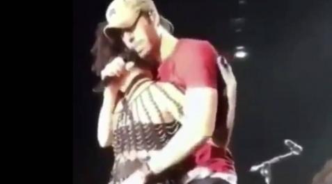 El gesto machista de Enrique Iglesias en un concierto El gesto machista de Enrique Iglesias en un concierto
