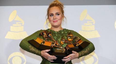 Adele y David Bowie hacen pleno en la 59 edición de los Grammy
