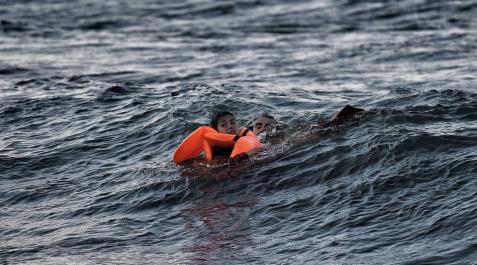 Un niño refugiado de 10 años muere aplastado al intentar ser rescatado en Lesbos Un niño refugiado de 10 años muere aplastado al intentar ser rescatado en Lesbos