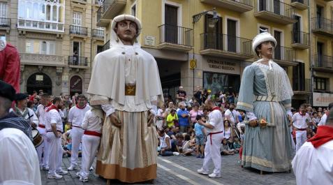 La Comparsa de Gigantes y Cabezudos en el Privilegio de la Unión Fotos de la Comparsa de Gigantes y Cabezudos ha salido este jueves por el Privilegio de la Unión.