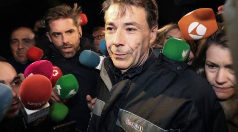 Ignacio González atiende a los medios tras su salida de prisión. Ignacio González atiende a los medios tras su salida de prisión.