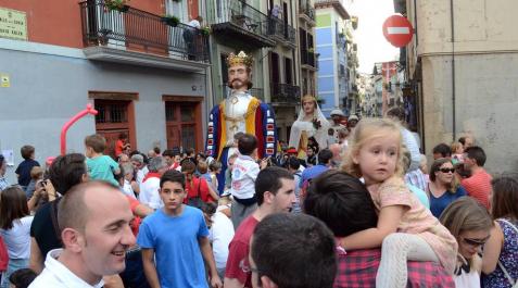 Los Gigantes y Cabezudos salen por San Fermín de Aldapa Imágenes Los Gigantes y Cabezudos salen por San Fermín de Aldapa