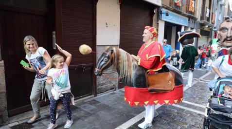 Salida de la Comparsa en San Fermín Txikito (DOMINGO). JESÚS CASO Los Gigantes y Cabezudos bailaron en Pamplona con motivo de las fiestas de 2017.