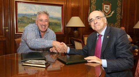Pamplona y Euskaltzaindia firman un convenio para promocionar el euskera Pamplona y Euskaltzaindia firman un convenio para promocionar el euskera