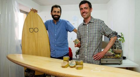 Dos españoles lanzan una cera para tablas de surf procedente de colmenas Dos españoles lanzan una cera para tablas de surf procedente de colmenas