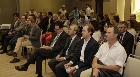 Cerca de un centenar de asistentes acudió a la charla celebrada en el hotel NH Iruña Park. Cerca de un centenar de asistentes acudió a la charla celebrada en el hotel NH Iruña Park.