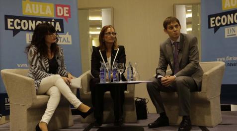 Mireia Torres, flanqueada por Belén Galindo (Diario de Navarra) y Mikel Benet (Navarra Capital). Mireia Torres, flanqueada por Belén Galindo (Diario de Navarra) y Mikel Benet (Navarra Capital).