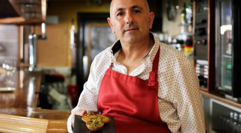 Cuadrillas y familias de Fitero reunidas en torno a las patatas a la Manarra Fotografías antiguas de cuadrillas y familias de Fitero sentados a la mesa en torno a las patatas a la Manarra