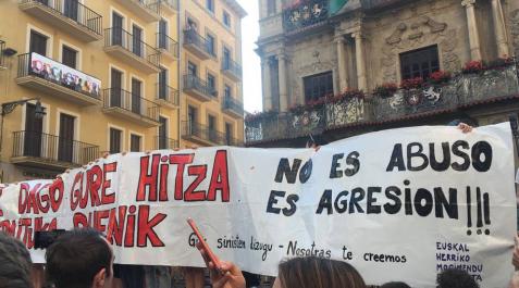 Concentración en la plaza del Ayuntamiento para protestar por la puesta en libertad de 'La Manada' La plaza Consistorial y las calles adyacentes se han llenado de una multitud que ha protestado por la puesta en libertad de los cinco miembros de 'La Manada'