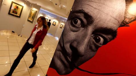 Una joven daña un dibujo de Dalí y otro de Goya haciéndose un 'selfie' Una joven daña un dibujo de Dalí y otro de Goya haciéndose un 'selfie'