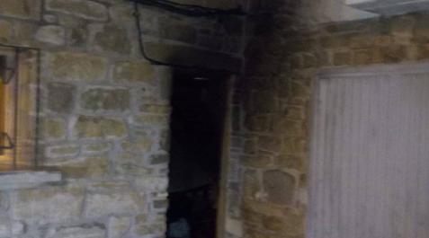Atendidas ocho personas tras incendiarse una vivienda en Aibar Atendidas ocho personas tras incendiarse una vivienda en Aibar