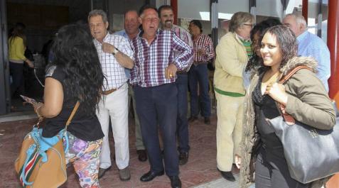 Pol mica caravana de mujeres en un pueblo de Ciudad Real