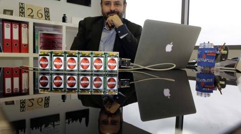Antonio Torres López, fundador y director de la compañía, ante unos dispositivos Telmarkt para sustituir las etiquetas plásticas por pantallas digitales en las máquinas vending. Antonio Torres López, fundador y director de la compañía, ante unos dispositivos Telmarkt para sustituir las etiquetas plásticas por pantallas digitales en las máquinas vending.