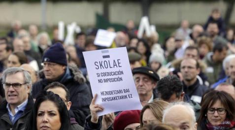Manifestación contra Skolae Unas 5.000 personas según los convocantes y 1.500 según la Delegación del Gobierno se han congregado en el parque de la Insumisión para mostrar su descontento con el programa educativo impulsado por el Gobierno foral.