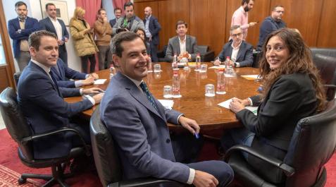 Los equipos negociadores de Partido Popular y Ciudadanos, encabezados por Juanma Moreno (centro) y Juan Marín (al fondo). Los equipos negociadores de Partido Popular y Ciudadanos, encabezados por Juanma Moreno (centro) y Juan Marín (al fondo).