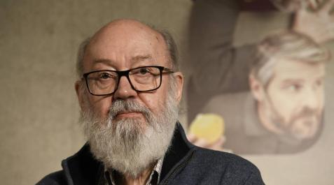 El cineasta José Luis Cuerda posa durante el photocall con motivo de la presentación de la película 'Tiempo después'. El cineasta José Luis Cuerda posa durante el photocall con motivo de la presentación de la película 'Tiempo después'.