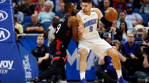 Ibaka defiende a Nikola Vucevic en el partido ante Orlando. Ibaka defiende a Nikola Vucevic en el partido ante Orlando.