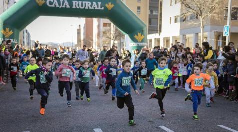 Más de 800 corredores participaron este domingo en la VI San Silvestre de Artica para ayudar a la niña Nerea.