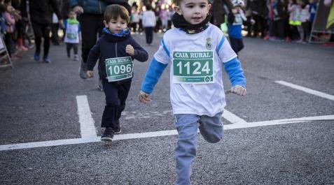 Más de 800 corredores participaron este domingo en la VI San Silvestre de Artica para ayudar a la niña Nerea.