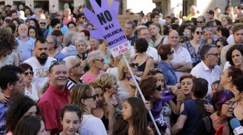 Protesta en Pamplona por la puesta en libertad de 'La Manada'. GOÑI La plaza Consistorial y las calles adyacentes se han llenado de una multitud que ha protestado por la puesta en libertad de los cinco miembros de 'La Manada'