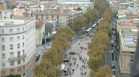 Una furgoneta atropella a varias personas en las Ramblas de Barcelona Una furgoneta atropella a varias personas en las Ramblas de Barcelona