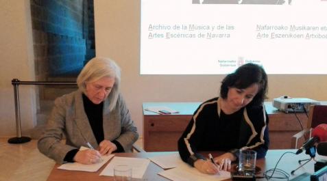 La compositora Teresa Catalán y la consejera Herrera firman el acuerdo de la donación. La compositora Teresa Catalán y la consejera Herrera firman el acuerdo de la donación.
