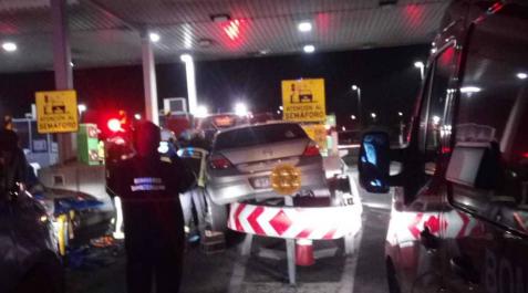 Tres heridos al empotrarse un coche contra el peaje de Zuasti Tres heridos al empotrarse un coche contra el peaje de Zuasti